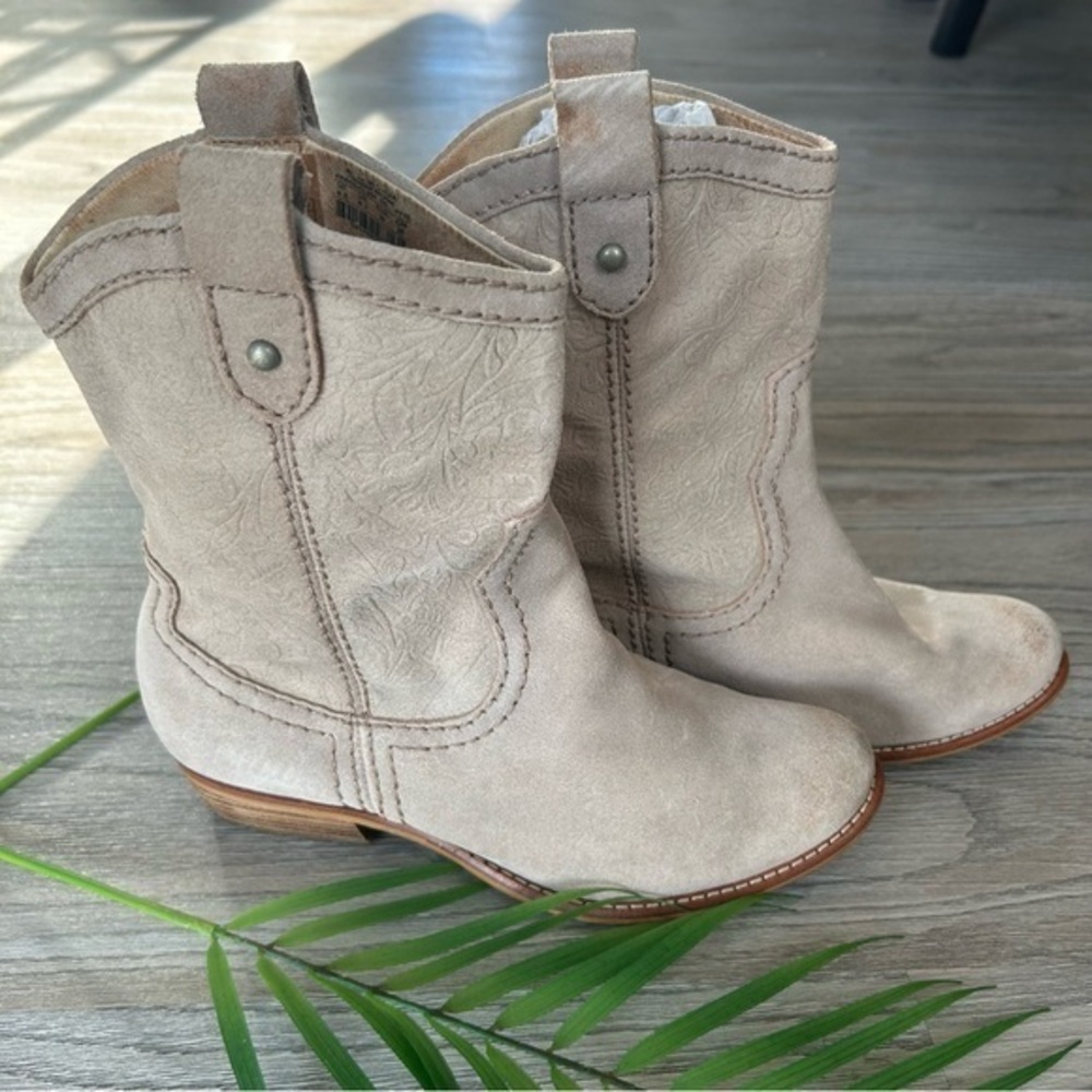 ✨Fossil Suede Beige Western Ankle Booties boots 8.5 worn 5x